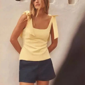 Gul topp från Zara - Säljer den populära ljusgula toppen från Zara.  Aldrig använd endast provad på, perfekt för snygga sommar outfits. Pris kan absolut diskuteras💕