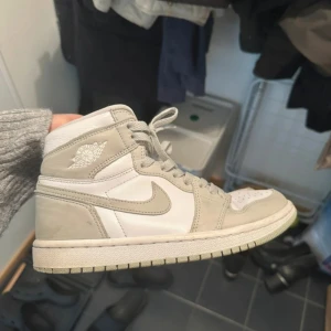 Nike Air Jordan 1 High  - Snygga Nike Air Jordan 1 High sneakers. Rätt så ovanliga då de ej säljs längre och såldes i begränsad upplaga.                             Skriv för fler bilder eller vid frågor 