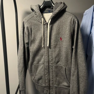 Ralph Lauren Zip Hoodie - En skön grå Ralph lauren zip köpt på plick! Den är i storlek M och är i bra skick. Skriv om du har någon fundering 🤩👑