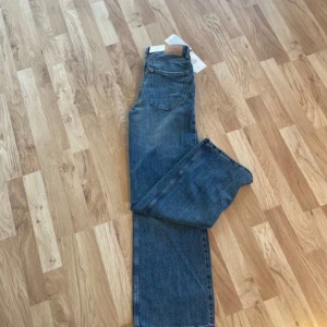Blå wide jeans från H&M - Snygga blå jeans från H&M i wide-modell med hög midja. Klassisk femficksdesign och raka, vida ben. Tillverkade i denim med 20% återvunnen bomull. Perfekta för en avslappnad och trendig look.