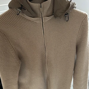 Massimo dutti Jacka/cardigan - Säljer en stilren cardigan från Massimo dutti som är riktigt sällsynt. Helt nytt skick då använd fåtal gånger. Pris kan diskuteras vid snabb affär. Skick 10/10.  Den är väldigt sällsynt och säljs inte längre.
