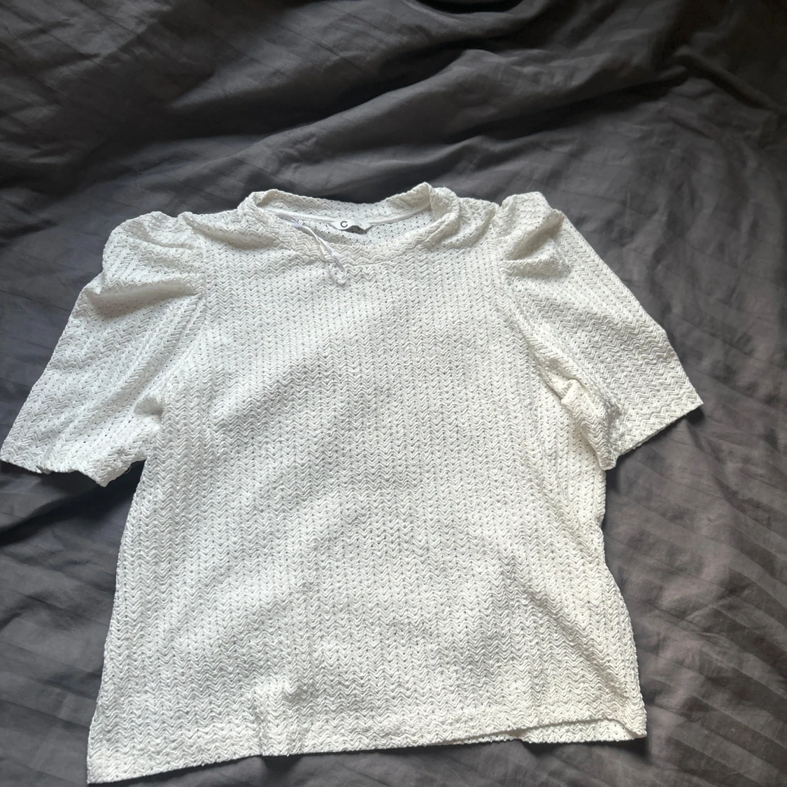 Vit blus med puffärm - 1