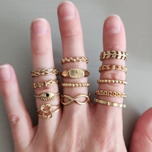 Ringar - Set med guldiga ringar. Vet ej om de är nickelfria osv, så kan ej garantera det. Fint skick i övrigt och säljs i paketpris: alla för 50kr❤️