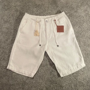 Nya Loro Piana linne shorts - Ny med lappar kvar, aldrig använd | extra knapp tillkommer | storlek US 34 | vita 100% linne | vid frågor kontakta privat |