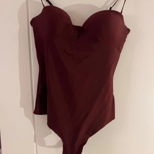 Röd body - Helt oanvänd body från hm i storlek 85c