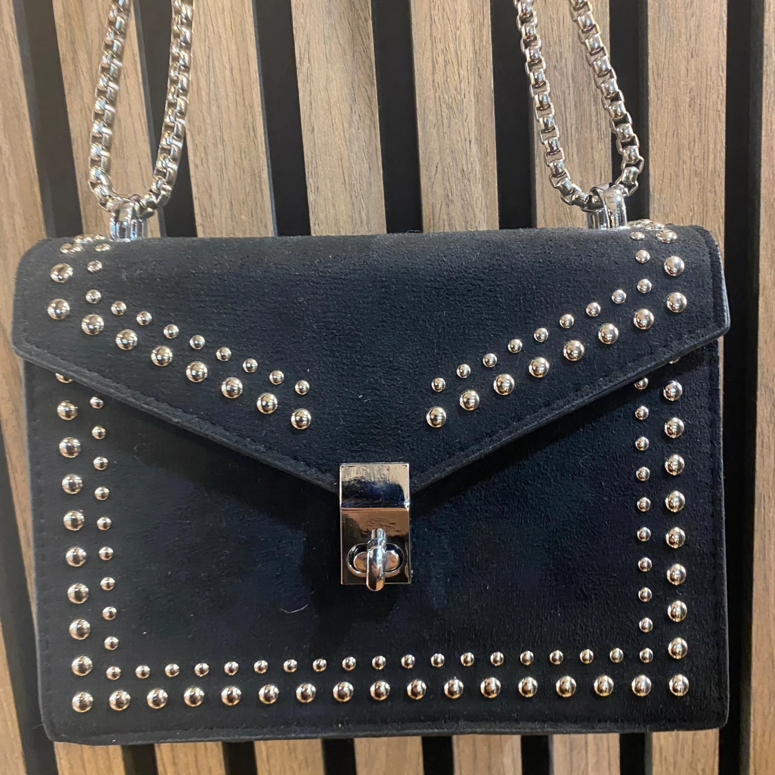 Svart mocka kuvertväska med nitar