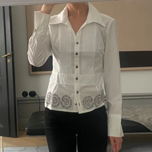 Blus med broderi - Fin blus med söta detaljer.