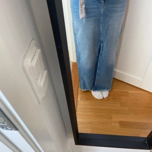 Lång jeanskjol  - Helt oanvänd! Säljer pgr av att jag råkade köpa fel storlek. Lite för liten på mig som är ca 170