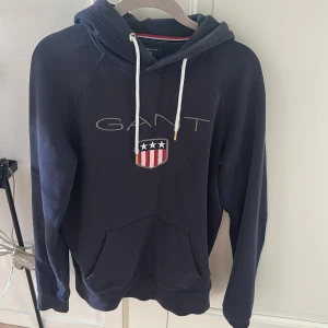 Gant hoodie - En riktigt snygg hoodie inför sommaren | skick 6-7/10 ( se defekt på bild 3) | kom privat vid minsta fråga!😀