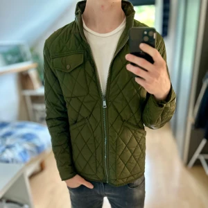 NYSKICK Ralph Lauren Jacka  - Inga defekter, mycket bra skick. Nypris ca 3000kr. Självklart äkta. Lättviktsjacka och passar perfekt till sommar eller tidig höst. Storlek M passar dig som är 180-190 cm. Skriv för mer information🤝