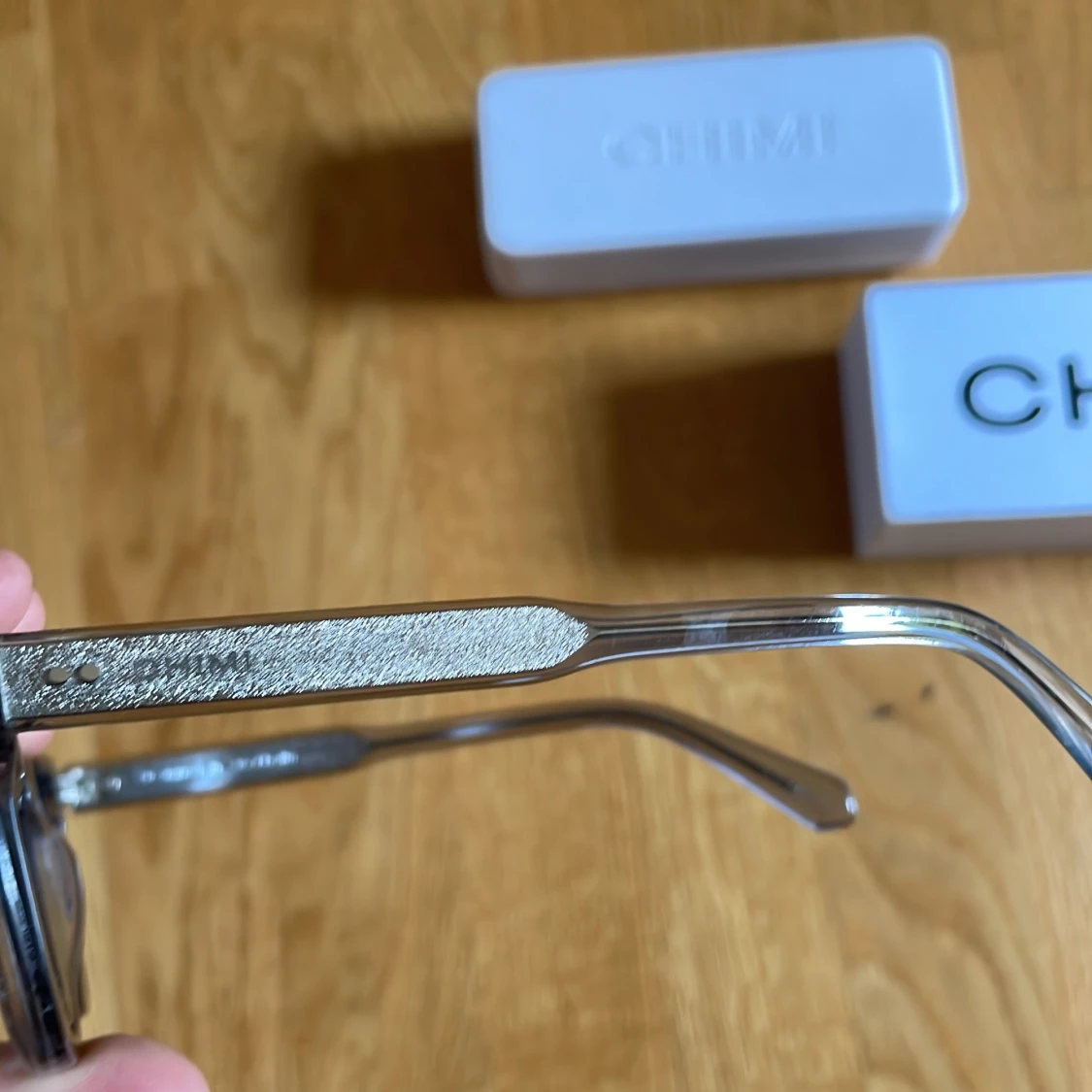 Grå transparenta solglasögon från CHIMI - 2