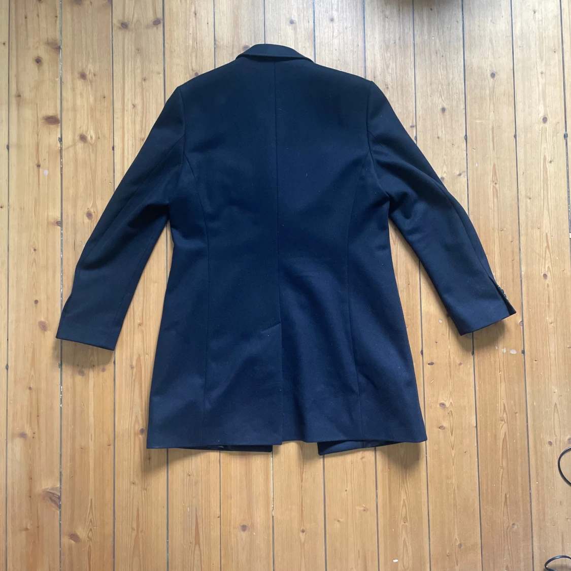 Mörkblå rock med klassisk krage - 1