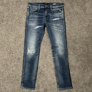 Replay Jeans - Tja säljer nu ett par riktigt snygga Replay Jeans i storlek W28 för endast 699kr! ‼️Storleken är W30 men modellen sitter mindre ‼️Pris är ej hugget i sten, hör av er i dm vid funderingar 🙌