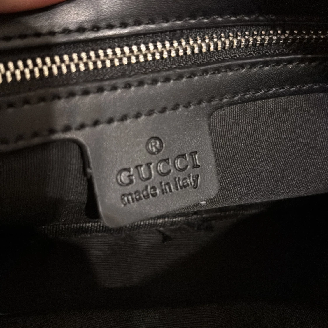 Svart axelväska monogrammönster  - 2