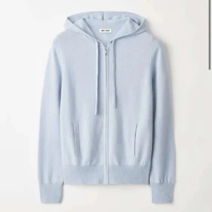 Soft goat kashmir zip hoodie  - Ljusblå kashmir zip hoodie från Soft Goat, lite nopprig men utöver det i bra skick. (Lånade bilder från tjejen jag köpte av)