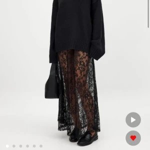 Svart lång spetskjol med blommönster - Supersnygg svart långkjol i transparent spets med blommigt mönster. Kjolen är helt ny och har prislappen kvar, nypris 399kr. Den är i storlek 32, och hår ner till mina anklar (är 165cm)💗