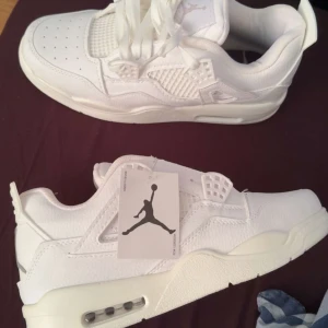 Nike Air Jordan 4 helvita sneakers - Helt nya aldrig använda storlek 42