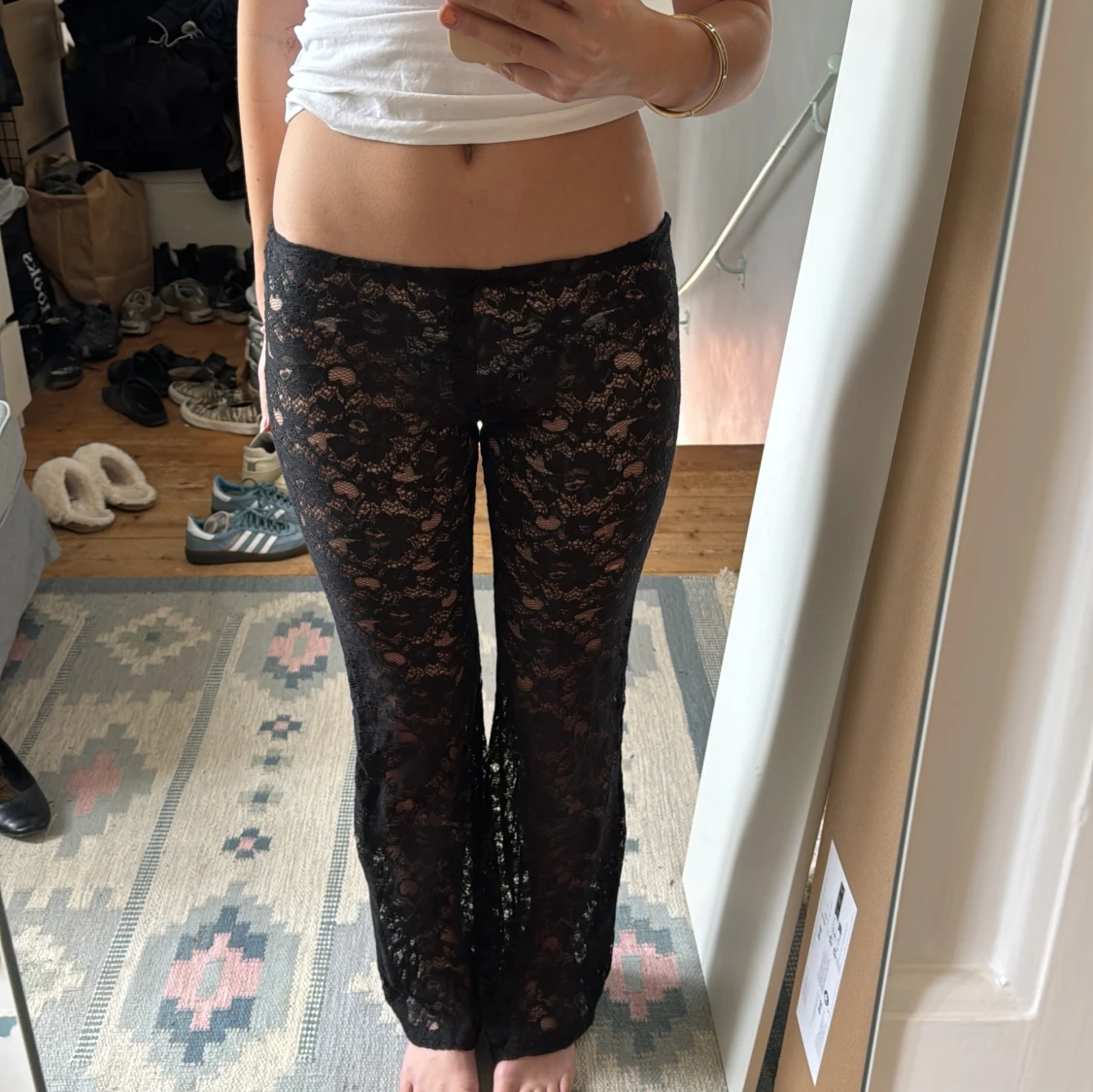 Lågmidjade svarta spetsbyxor