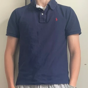 Ralph Lauren piké - Säljer en fet Ralph lauren piké i barn storlek 18-20 vilket motsvarar S i herr! Snygg marinblå färg som passar året runt! Skriv vid frågor!