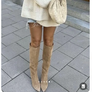 Brun/beiga stövlar i mockaimitation  - Snygga höga stövlar i beige mockaimitation med spetsig tå och låg klack💛 Dem liknar stövlarna från första bilden på Lojsan Wallin. Aldrig använda, bara provade hemma