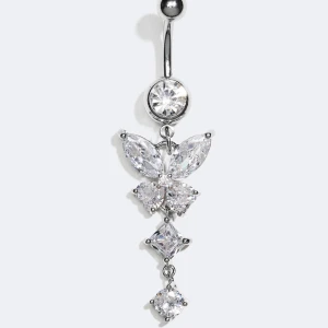 Glittrig navelpiercing med fjärilsform - Säljer denna navelpiercingen ifrån glitter, piercing staven är 10mm och kulorna samt piercing staven är gjort av kirurgiskt stål. Piercingen är inte i original förpackningen då jag har öppnat den men piercingen är aldrig använd, skulle man vilja att jag kokar den i vatten innan jag postar gör jag såklart det. (För att bakterierna ska försvinna). Vill man ha egna bilder så skriv till mig då denna bilden är ifrån glitters hemsida! Original pris 249kr men jag säljer för 150kr. 💞