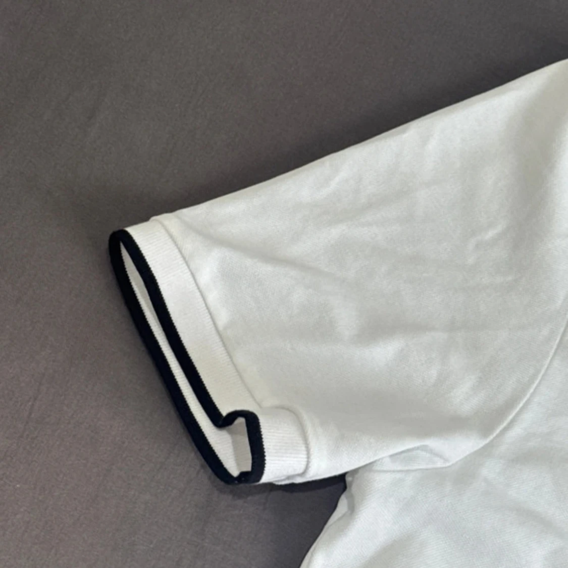 Vit pikétröja från BOSS med svarta detaljer - 3