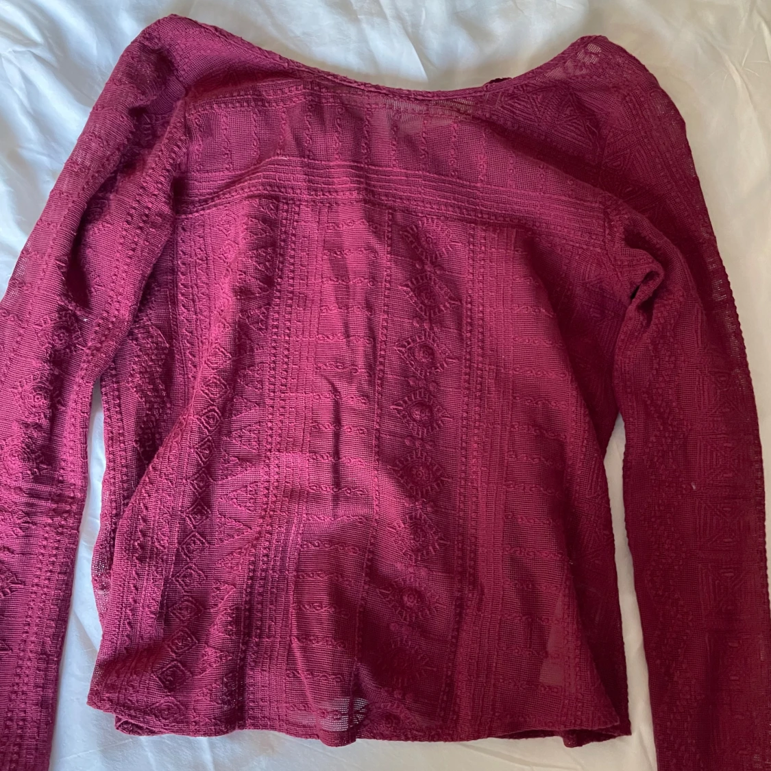 Vinröd blus med strukturmönster och knut där bak💗 - 2