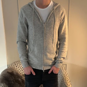 John Henric cashmere hoodie - Grå hoodie ifrån John Henric i 100% cashmere, endast använd ett fåtal gånger, och har inga tecken på användning, nypris ligger på 2500 kr, tröjan är i storlek Small, skriv för minsta lilla fundering😁