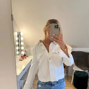 Vit jeansjacka - Hej! Säljer denna fina vita jeansjacka från H&M i storlek S, nytt skick pris 150kr ( pris kan diskuteras) ❤️hör av er i dm för ytterligare intresse
