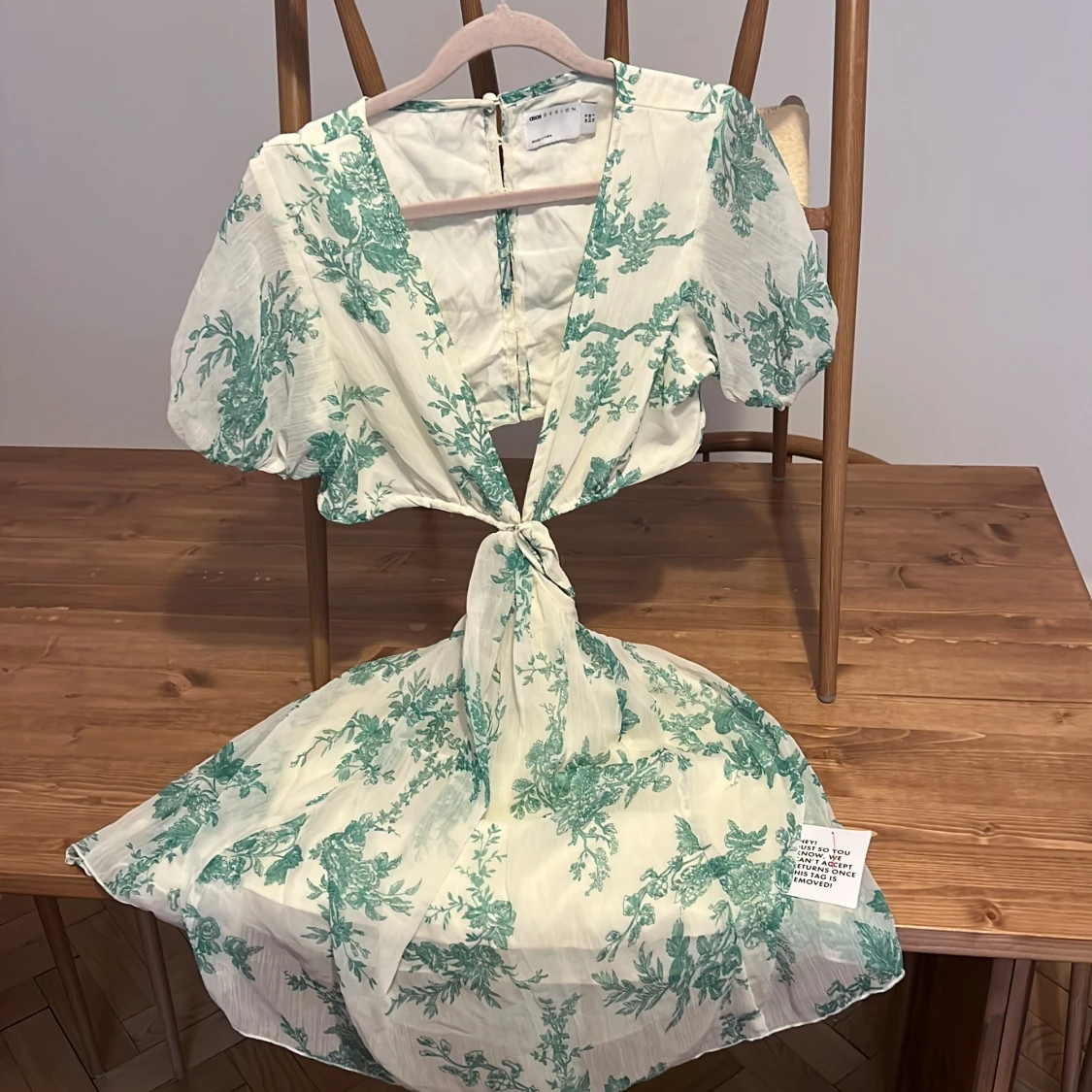 Vit och grön blommig omlottklänning