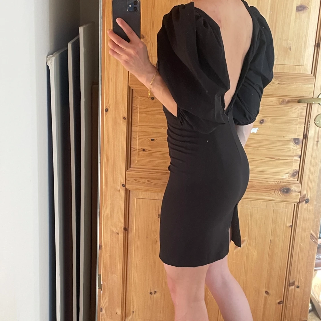 Svart kort klänning med puffärm - 3