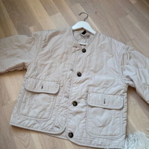 Beige quiltad jacka från H&M - Säljer en beige quiltad jacka från H&M Divided i storlek XXS, passar även xs och s