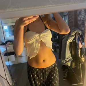 Vit bandeau topp - Supersöt vit stickad bandeau topp köpt i Paris för 400kr