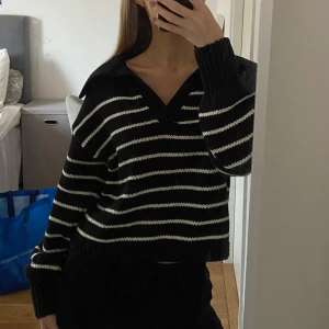 Tröja - Säljer denna superfina randiga, svartvita stickade tröja med krage från Gina Tricot. Den är i storlek XS. Säljer då den inte används längre.☺️