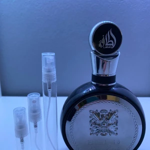 Lattafa Fakhar EdP  - Hej, säljer nu samples av min Lattafa Fakhar | Pris: 3 ml 25kr 5 ml 39kr 10 ml 55kr | Noter syns på andra bilden 🪵🍎🌊| Kolla gärna in min profil | Kan sälja hela flaskan vid bra erbjudande | Kom om du har minsta lilla fråga! 