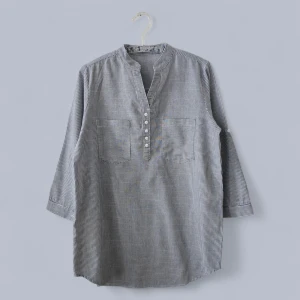 Randig henley-skjorta i bomull - Snygg randig henley-skjorta med smal ståkrage och knappar framtill. Skjortan har två bröstfickor och trekvartsärmar. Tillverkad i mjuk bomull och har en avslappnad passform. Perfekt för en chill och stilren look. Passar storlek M -L.