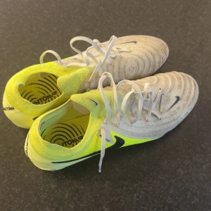 Nike Phantom 44 - Nike Phantom fotbollsskor storlek 44 jätte bra skick 