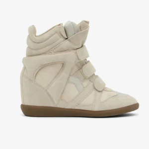 Beige wedge sneakers i mocka - Snygga beige sneakers med inbyggd kilklack och coola paneler i mocka. Alla tillbehör tillkommer som skolåda och dustbag (etc). Pris går att diskutera, skriv i dm för egna bilder.  Skorna har tre breda kardborreband och en brun gummisula. Den höga siluetten och de vadderade detaljerna ger en trendig och sportig vibe.