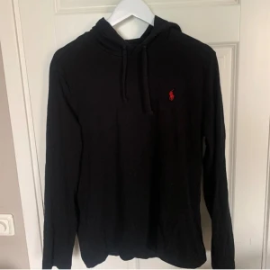 Ralph Lauren hoodie  - Populär Ralph Lauren hoodie i färgen svar och storleken M. Den är högt eftertraktad men säljs endast för 399 vilket är ett riktgt kap för den köptes för 1899🤩🤩🤩 Mer frågor eller bilder ä det bara att fråga 🙋 