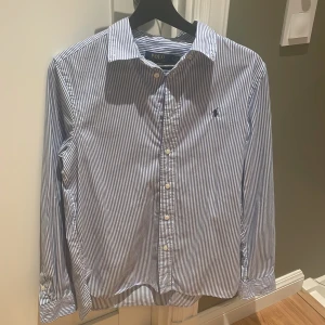 Ralph Lauren Skjorta  - Tjenare! Jag säljer en riktigt schysst Ralph Lauren skjorta i storleken 170. Skjortan är nästintill oanvänd och är i riktigt toppen skick! Passar perfekt nu inför sommaren☀️. Skriv gärna om ni undrar något. 