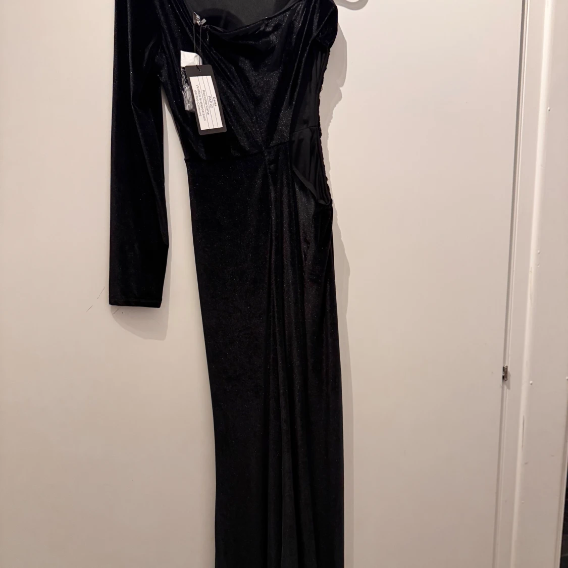 Svart sammetsklänning med strassdetaljer - 1