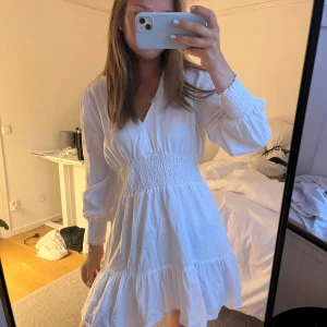 zara klänning! - jättesöt klänning från zara i nyskick!! passar storlekarna xs-s då den har resor i midjan och är stretchig🥰