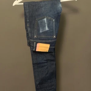 Acne Studios Blå Konst jeans blå - Snygga mörkblå jeans från Acne Studios Blå Konst med klassisk femficksdesign och subtila slitningar. Jeansen har raka ben och normal passform, tillverkade i robust denim av bomull. Perfekta för dig som gillar stilrena och tidlösa jeans.
