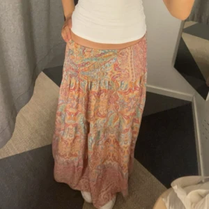 Långkjol  - Superfin och trendig långkjol från Marta du chateau. Nypris är 599 och använt fåtal gånger och är därför i mycket bra skick. Det är onesize men skulle söka att det är runt st Xs/S. 💕