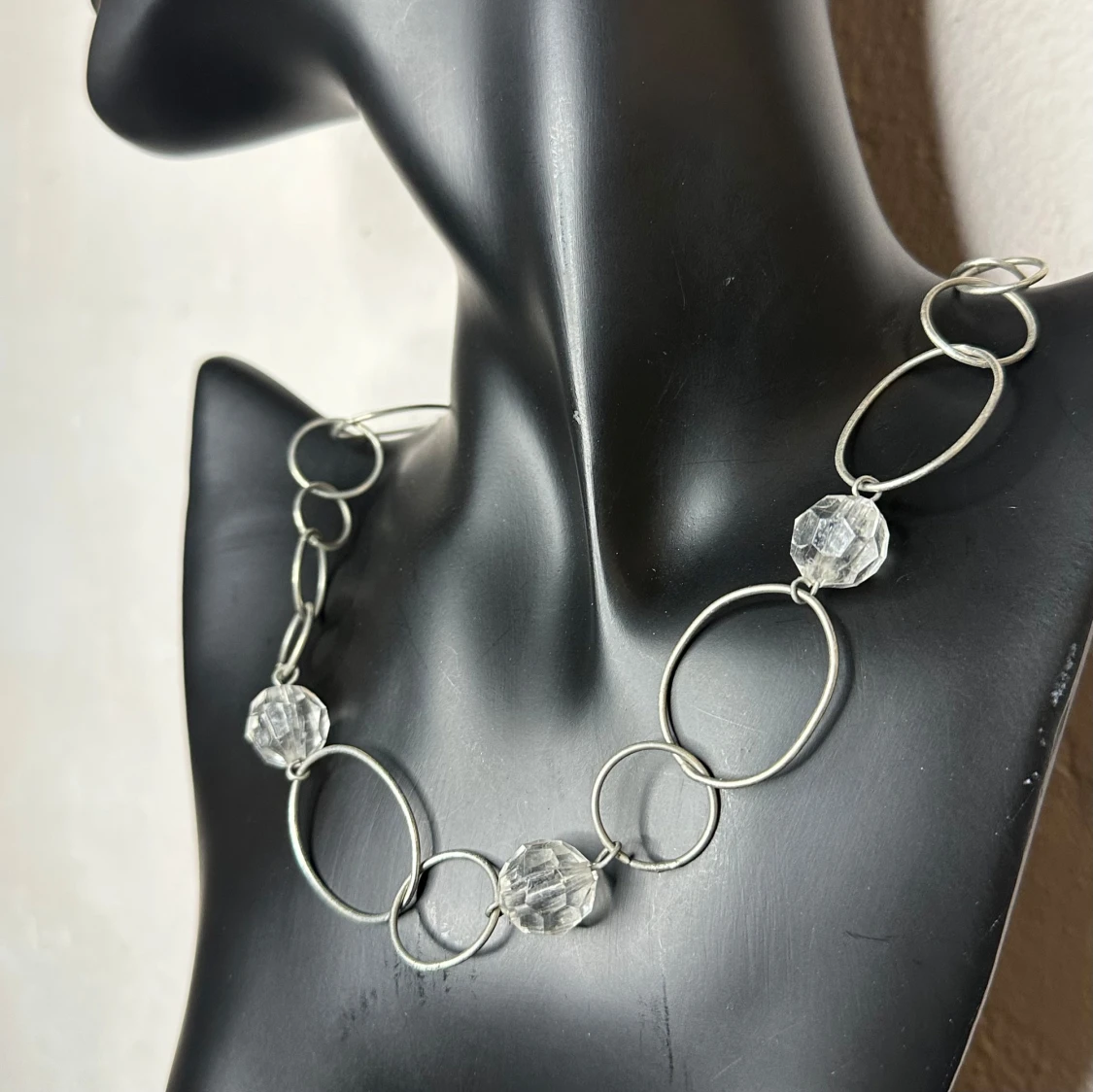 Vintagehalsband med glaspärlor och skulptural metall Retro  - 2