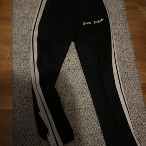 Palm angels byxor - Palm angels byxor till salu pågrund av att det inte är min stil då det är därför dom är tills salu. Byxorna är i bra skick. Dom är i storlek L, och det är bara att skriva om du har funderingar eller frågor om dem 🫡🦞.