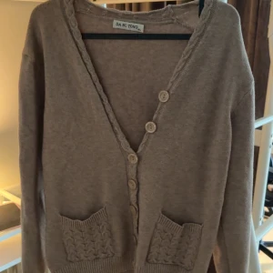 Kofta - Brun kofta, köpt i Spanien, fint skick, säljer för 180kr, 150kr snabbaffär.