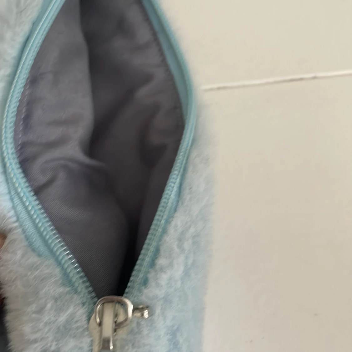 Ljusblå fluffig necessär  - 2