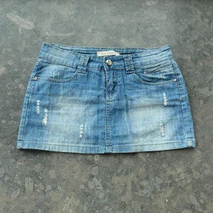 Jeans kjol  - Så snygg jeans kjol som tyvärr inte passar mig och har därför ingen bild på! Midjemått tvärsöver: 38cm Längd:26cm💕