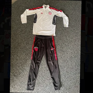Bayern München tracksuit - Säljer denna as feta Bayern München tracksuiten eftersom den ej kommer till användning. Skick 9/10. Storlek XL slim fit sitter som en L. Pris går att diskutera 